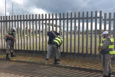 Com coletes fluorescentes, 30 novos soldados da Brigada Militar (BM) reforçam o policiamento nas ruas de Caxias do Sul. O grupo apoia a Operação Black Friday, na área central, e também foi distribuída em locais estratégicos para o combate aos homicídios, indicador que teve aumento no último mês.<!-- NICAID(14952725) -->