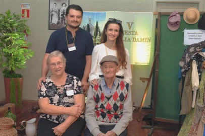 Encontro da família Damin em Santa Lúcia do Piaí. Os irmãos Fiorentino e Maria Damin (sentados) e os membros participantes da comissão organizadora, Kelyn Damin (neta mais velha de Fiorentino) e o historiador Éder Dall'Agnol.<!-- NICAID(15998050) -->