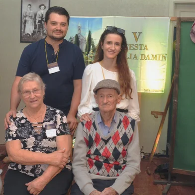 Encontro da família Damin em Santa Lúcia do Piaí. Os irmãos Fiorentino e Maria Damin (sentados) e os membros participantes da comissão organizadora, Kelyn Damin (neta mais velha de Fiorentino) e o historiador Éder Dall'Agnol.<!-- NICAID(15998050) -->