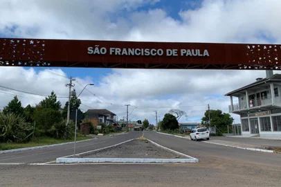 A bandeira preta não foi o bastante para que o contágio por coronavírus reduzisse em São Francisco de Paula, na Serra. Com 30 leitos ocupados no hospital do município e 208 casos ativos - segundo dados desta segunda-feira (15) - a prefeitura faz valer um decreto anunciado na sexta-feira (12). As normas mais rígidas entraram em vigor na madrugada. Com isso, a população fica proibida de circular pelas ruas. A exceção valerá apenas para quem apresentar justificativa aos fiscais. <!-- NICAID(14735149) -->
