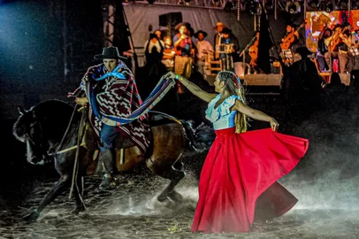 Coreografia entre bailarina, cavalo e cavaleiro transforma Rinconada em espetáculo Dança em trio é uma das atrações do evento que ocorre de 24 a 25 de janeiro, em Jaguarão, celebrando a essência da cultura campeira gaúcha<!-- NICAID(16203243) -->