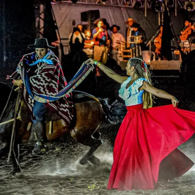 Coreografia entre bailarina, cavalo e cavaleiro transforma Rinconada em espetáculo Dança em trio é uma das atrações do evento que ocorre de 24 a 25 de janeiro, em Jaguarão, celebrando a essência da cultura campeira gaúcha<!-- NICAID(16203243) -->
