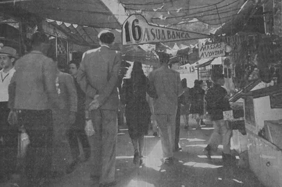 Série de fotos de uma edição da Revista do Globo de 80 anos atrás. Acompanhado do fotógrafo Ed Keffel, o repórter José Amádio chegou ao popular ponto do coração da cidade no final de uma madrugada da primavera de 1946.Reportagem não identificou pessoas das fotos.<!-- NICAID(16214849) -->