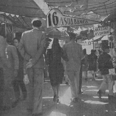 Série de fotos de uma edição da Revista do Globo de 80 anos atrás. Acompanhado do fotógrafo Ed Keffel, o repórter José Amádio chegou ao popular ponto do coração da cidade no final de uma madrugada da primavera de 1946.Reportagem não identificou pessoas das fotos.<!-- NICAID(16214849) -->