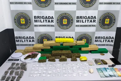 Homem é preso com mais de 13 quilos de maconha na BR-116, em Caxias.<!-- NICAID(16076320) -->