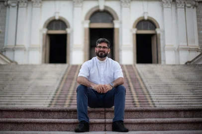 PORTO ALEGRE, RS, BRASIL - 2022.10.26 - Retrato do Padre Lucas Matheus Mendes para a coluna Informe Especial, de Juliana Bublitz. (Foto: ANDRÉ ÁVILA/ Agência RBS)<!-- NICAID(15250230) -->