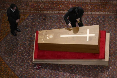This photo taken and handout on April 25, 2025 by The Vatican Media shows the rite of the Velatio before to seal the coffin of Pope Francis on the eve of his funeral at The Vatican. (Photo by Handout / VATICAN MEDIA / AFP) / RESTRICTED TO EDITORIAL USE - MANDATORY CREDIT "AFP PHOTO / VATICAN MEDIA" - NO MARKETING - NO ADVERTISING CAMPAIGNS - DISTRIBUTED AS A SERVICE TO CLIENTSEditoria: RELLocal: Vatican CityIndexador: HANDOUTSecao: popeFonte: VATICAN MEDIAFotógrafo: Handout<!-- NICAID(16024577) -->