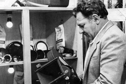 Vida e obra do cineasta Nazareno Michelin (1931-2007) acabam de ganhar um detalhado mapeamento realizado pelo Instituto Memória Histórica e Cultural (IMHC), da Universidade de Caxias do Sul. Responsável pela guarda dos filmes e pelo acervo da lendária produtora, o IMHC promove nesta quarta o lançamento do livro “A História em Movimento - O Rio Grande do Sul pelas Lentes da Michelin Filmes (1960-1980), dos autores Anthony Beux Tessari, Erick da Silva Porto e Angela Boschetti Bertuol (confira no quadro abaixo).Detalhamos aqui uma das tantas frentes de trabalho da empresa: a produção dos cinejornais, exibidos antes das projeções principais nos cinemas.Na foto: Nazareno Michelin com a câmera Arriflex 35mm, recebida do estúdio Herbert Richers, no Rio de Janeiro, e com a qual produziu suas primeiras filmagens profissionais. Data: 1985.<!-- NICAID(16321696) -->