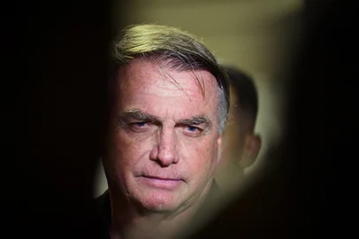 Ex-presidente da República Jair Bolsonaro concede entrevista após encontro com senadores do Bloco Vanguarda. A reunão marca o início das atividades legislativas e tem como pauta principal a instalação das comissões, além de debates sobre temas estratégicos para a oposição, incluindo a anistia para os manifestantes dos atos de 8 de janeiro, uma das bandeiras defendidas pelos senadores. Foto: Saulo Cruz/Agência SenadoLocal: BrasÃ­liaIndexador: Saulo CruzFonte: AgÃªncia SenadoFotógrafo: sc<!-- NICAID(15979332) -->