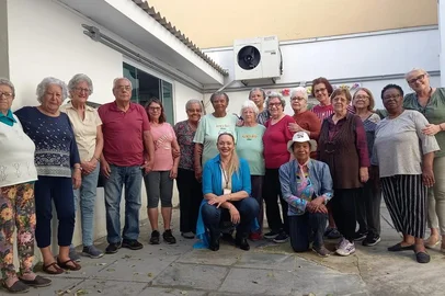 07/08/2023 - PORTO ALEGRE, RS / CRAS / GRUPO DE CONVIVÊNCIA DO CRAS EIXO BALTAZAR - No último ano, os Cras da Capital apresentaram redução na quantidade de atendimentos. Em 2022, foram 181.090, enquanto em 2020 e 2021, houve mais de 270 mil atendimentos ao longo dos dois anos. Uma das possíveis explicações para a redução é que, durante a pandemia, a procura por doações de alimentos teve um salto que não tem se mantido desde o ano passado. Desta forma, os Cras têm se aproximado novamente ao cenário anterior à pandemia: em 2019, ocorreram 120.523 atendimentos. FOTO: Rafael Favero, Agência RBS<!-- NICAID(15503665) -->