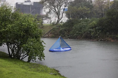PORTO ALEGRE, RS, BRASIL, 08-09-2025: Caravela instalada no Arroio Dilúivio utiliza algas para remover poluentes. Iniciativa integra o Plano de Ação Climática da capital. Foto: Camila Hermes/Agencia RBS<!-- NICAID(16119739) -->