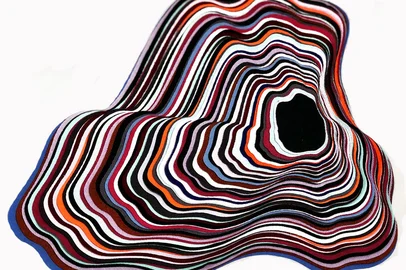 A Galeria de Artes do Centro Municipal de Cultura Dr. Henrique Ordovás Filho, recebe, através da Unidade de Artes Visuais, a exposição "A FIBRA - II Bienal de Arte Têxtil Contemporânea" a partir do dia 15 de maio de 2026.Nesta edição, a FIBRA traz o tema "Consumo Consciente: sensibilização para transformar o comportamento coletivo" que tem como objetivo estimular os hibridismos de materiais, a coexistência de linguagens e a reflexão sobre o meio ambiente. Integrarão a mostra obras de 33 artistas e um coletivo, dentre suas produções autorais, Foram utilizadas técnicas e linguagens como: bordado, crochê, tricô, tecelagem, impressão, fotografia, objetos, instalações e performance.FOTO: Obra "Arqueologia invertida do Cariri", de Cleo do Vale<!-- NICAID(16284470) -->