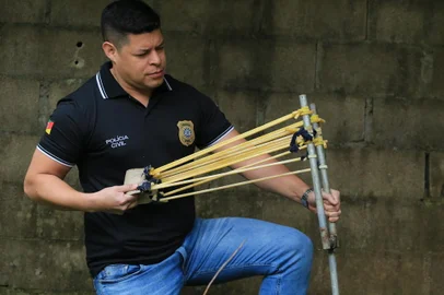 CHARQUEADAS, RS,BARSIL.2024, 07, 2024.Delegado Marcos Schalmes , mostra aramas atesanais , como um estilingue gigante e uma bazuca com ar comprimido , que eram utilizados por orgazinações criminozas para lançamentos de drogas e celulares para dentro dos sistema presional de Charqueadas, principalme endereçadas ´para o Seco.(RONALDO BERNARDI/AGENCIA RBS).<!-- NICAID(15811650) -->