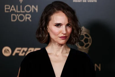 US-Israeli actress Natalie Portman poses upon arrival to attend the 2024 Ballon d'Or France Football award ceremony at the Theatre du Chatelet in Paris on October 28, 2024. (Photo by Franck FIFE / AFP)Editoria: HUMLocal: ParisIndexador: FRANCK FIFESecao: soccerFonte: AFPFotógrafo: STF<!-- NICAID(15901481) -->