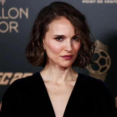 US-Israeli actress Natalie Portman poses upon arrival to attend the 2024 Ballon d'Or France Football award ceremony at the Theatre du Chatelet in Paris on October 28, 2024. (Photo by Franck FIFE / AFP)Editoria: HUMLocal: ParisIndexador: FRANCK FIFESecao: soccerFonte: AFPFotógrafo: STF<!-- NICAID(15901481) -->