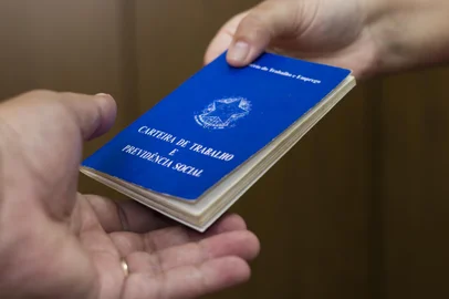 Brazilian woman delivery document work and social securityFonte: 251445869<!-- NICAID(14636837) -->