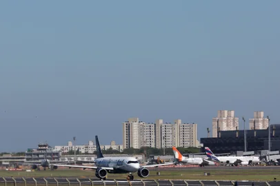 PORTO ALEGRE, RS, BRASIL - Primeira decolagem do Aeroporto Salgado filho após as enchentes.Indexador: jeff botega<!-- NICAID(15895393) -->