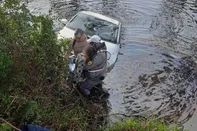 Na manhã deste sábado (5), uma mulher perdeu o controle do veículo que conduzia e saiu da pista da ERS-389, em Arroio do Sal, no Litoral Norte. O Fiat 500 ficou parcialmente submerso em uma área alagada às margens da rodovia. A Brigada Militar foi responsável por realizar o resgate da condutora, que estava inconsciente dentro do automóvel.<!-- NICAID(16074122) -->