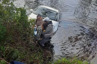 Na manhã deste sábado (5), uma mulher perdeu o controle do veículo que conduzia e saiu da pista da ERS-389, em Arroio do Sal, no Litoral Norte. O Fiat 500 ficou parcialmente submerso em uma área alagada às margens da rodovia. A Brigada Militar foi responsável por realizar o resgate da condutora, que estava inconsciente dentro do automóvel.<!-- NICAID(16074122) -->