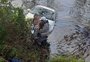 Mulher sai da pista, cai em área alagada da Estrada do Mar e é resgatada inconsciente