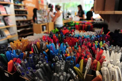 CAXIAS DO SUL, RS, BRASIL, 16/01/2023. Procon identifica variação de 4000% nos preços de material escolar. Caxienses já estão comprando produtos para as crianças. (Bruno Todeschini/Agência RBS)Indexador: BTK<!-- NICAID(15322703) -->