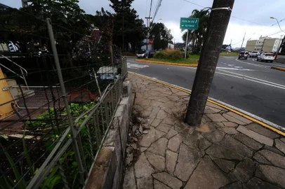 CAXIAS DO SUL, RS, BRASIL, 06/06/2021. Matheus da Silva dos Santos, 21 anos, morreu com um tiro na cabeça na madrugada deste domingo (06), durante uma tentativa de abordagem da Guarda Municipal, na rua Rua Moreira Cesar, quase esquina com a Rua José de Carli, no bairro São José, Zona Norte de Caxias do Sul. Rua Ludovico Cavinato, rótula da Mosteiro, quando o condutor do veículo perdeu o controle e bateu em um muro, após ser ferido com um tiro na cabeça. (Porthus Junior/Agência RBS)<!-- NICAID(14802077) -->
