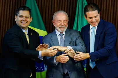 MP do setor elétrico garantirá liberdade para consumidor e fará 'justiça tarifária', diz LulaDF - ENERGIA/MP/SETOR ELÉTRICO/LULA/ASSINATURA/DISCURSO - ECONOMIA - O presidente da República, Luiz Inácio   Lula da Silva (PT)(c), entre os   presidentes do Senado, Davi Alcolumbre   (União Brasi-AP)(e), e da Câmara dos   Deputados, Hugo Motta (Republicanos-  PB), durante a cerimônia de assinatura   da medida provisória da reforma do   setor elétrico, no Palácio do Planalto,   em Brasília (DF), nesta quarta-feira,   21 de maio de 2025. Pelas regras   propostas, beneficiários da Nova Tarifa   Social de Energia não vão pagar contas   de luz com faixa de consumo de até 80   kWh. A mudança foi anunciada pelo   Ministério de Minas e Energia (MME).   21/05/2025 - Foto: WILTON JUNIOR/ESTADÃO CONTEÚDOEditoria: ECONOMIALocal: BRASÍLIAIndexador: WILTON JUNIORFonte: ESTADAO CONTEUDOFotógrafo: ESTADÃO CONTEÚDO<!-- NICAID(16069335) -->