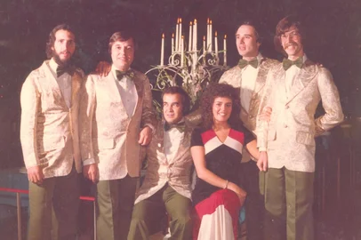 Acervo pessoal / divulgação O Itamone em 1979: Francisco Duarte, Edwino Menegat, Helio Beux e Clovis Guerra. Sentados, Eloy Teixeira e Márcia Rodrigues Fernandes.<!-- NICAID(16164622) -->