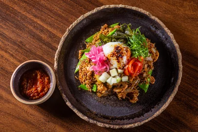 Nasi Goreng, prato preparado a partir do arroz frito com frango, legumes, ovo e shoyu doce, além do sambal, uma pasta de pimenta indonésia. Prato do restaurante Asiana.<!-- NICAID(15971095) -->