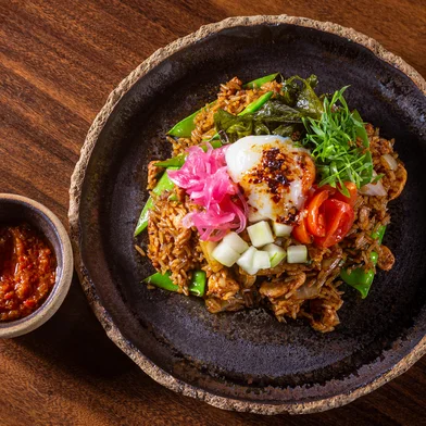 Nasi Goreng, prato preparado a partir do arroz frito com frango, legumes, ovo e shoyu doce, além do sambal, uma pasta de pimenta indonésia. Prato do restaurante Asiana.<!-- NICAID(15971095) -->