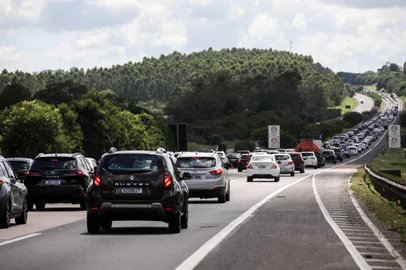 freeway , estradas , transito, feriadão, ano-novo<!-- NICAID(15944005) -->