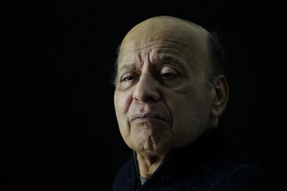 CANOAS, RS, BRASIL, 15-08-2025: O músico Dante Ramon Ledesma participa do projeto de GZH "A Música do Rio Grande" e canta Guri, em casa, no bairro Rio Branco, em Canoas. A residência do artista foi atingida pela enchente em maio de 2024 e a família perdeu muitos pertences, entre eles, discos de ouro que decoravam a sala. Foto: Mateus Bruxel/Agência RBSIndexador: MATEUS BRUXEL<!-- NICAID(16109618) -->