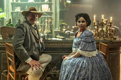 Batista ( Ernan Moraes ) e Lota ( Paula Cohen ), nos tempos do imperador<!-- NICAID(14922116) -->