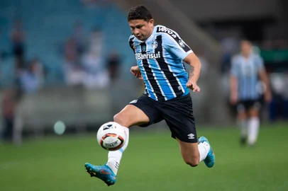 GRÊMIO X ITUANORS - SÉRIE B/GRÊMIO X ITUANO - ESPORTES - Elkeson, do Grêmio, durante a partida entre Grêmio e o Ituano válida pela 26ª rodada da Série B do Campeonato   Brasileiro 2022, na Arena do Grêmio, em Porto Alegre, na noite desta sexta-feira (26).   26/08/2022 - Foto: RICHARD DUCKER/DIA ESPORTIVO/ESTADÃO CONTEÚDOEditoria: ESPORTESLocal: PORTO ALEGREIndexador: RICHARD DUCKERFonte: DiaEsportivoFotógrafo: DIA ESPORTIVO<!-- NICAID(15189031) -->
