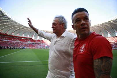 Jeff Botega / Agencia RBS PORTO ALEGRE, RS, BRASIL, 07-12-2025: Internacional vs RB Bragantino, no Beira-Rio, pelo Brasileirão Série A 2025. Técnico Abel Braga celebra com a torcida após salvar o Colorado do descenso. Foto: Jeff Botega/Agência RBS<!-- NICAID(16182198) -->