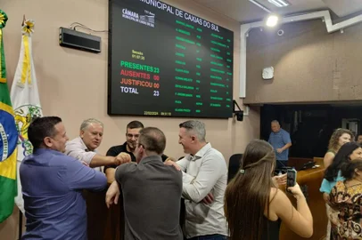 Vereadores Adriano Bressan, Zé Dambrós, Rafael Bueno, Alexandre Bortola e Maurício Scalco reunidos após sessão desta quinta-feira (22) na Câmara de Vereadores. <!-- NICAID(15687212) -->