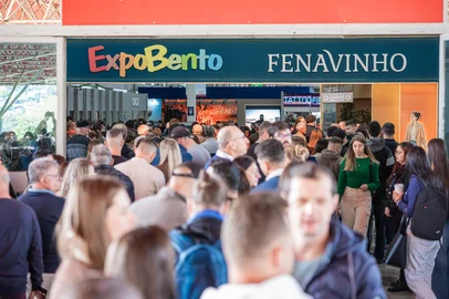 Cesar Silvestro / Divulgação Bastaram quatro dias para a 34ª ExpoBento e 21ª Fenavinho mostrarem sua grandiosidade e comprovarem como são aguardadas com ansiedade pelo público. Desde quinta-feira (4), quando feira e festa foram oficialmente abertas, até o final da tarde de domingo, mais de 125 mil visitantes haviam passado pelos eventos, que seguem em cartaz até o dia 14 de junho, no Parque de Eventos de Bento Goncalves.<!-- NICAID(16301362) -->