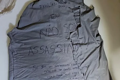 Camiseta com mensagem encontrada na cela de Deise dos Anjos<!-- NICAID(15977096) -->