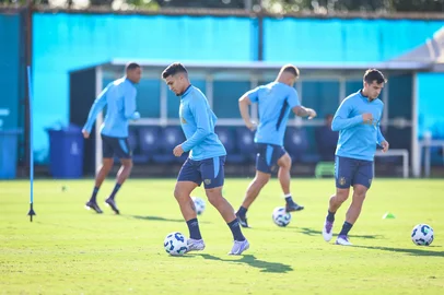 RS - FUTEBOL/ TREINO GREMIO 2025 - ESPORTES - Jogadores do Gremio realizam treino tÃ©cnico durante a tarde desta quarta-feira, no CT Luiz Carvalho, na preparaÃ§Ã£o para a partida valida pelo Campeonato Brasileiro 2025. FOTO: LUCAS UEBEL/GREMIO FBPA<!-- NICAID(16043094) -->