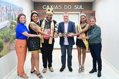 Na tarde desta quinta-feira (27), o Vice-prefeito Edson Néspolo entregou a chave da cidade ao Rei Momo Diogo Braga da Rosa, à Rainha Jéssica Jardim da Silva e à Princesa Natália Almeida Borges, em um ato simbólico realizado no Salão Nobre da Prefeitura. O ato celebra o Carnaval 2025 no município e a sua retomada.<!-- NICAID(15985460) -->