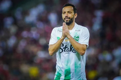 Nenê foi expulso por reclamar duas vezes com o árbitro Braulio da Silva Machado em Flamengo 4x2 Juventude, no Maracanã.<!-- NICAID(15899895) -->