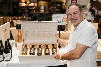 Salvatore Sedilesu, de Mamoiada, na Sardenha, é proprietário da cantina que leva do nome do pai dele de 95 anos, Giuseppe Sedilesu. Está em Caxias para participar de evento da Boccati.<!-- NICAID(16238799) -->