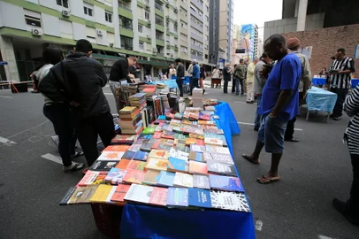 PORTO ALEGRE,RS,BRASIL.2023,08,05.Biblioteca Publica do Estado inaugura Festa Literaria, na Rua Riachuela, com bibliteca ao ar livre.(RONALDO BERNARDI/AGENCIA RBS).<!-- NICAID(15502250) -->