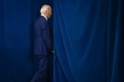 Presidential election(FILES) US President Joe Biden departs after speaking after his Republican opponent Donald Trump was injured following a shooting at an election rally in Pennsylvania, at the Rehoboth Beach Police Department, in Rehoboth Beach, Delaware, July 13, 2024. US President Joe Biden announced July 21, 2024 that he is dropping out of his reelection battle with Donald Trump, in a historic move that plunges the already turbulent 2024 White House race into uncharted territory. Biden also said he was endorsing Vice President Kamala Harris as the Democratic nominee for the 2024 election after he dropped out of the race. (Photo by SAMUEL CORUM / AFP)Editoria: POLLocal: Rehoboth BeachIndexador: SAMUEL CORUMSecao: electionFonte: AFPFotógrafo: STR<!-- NICAID(15819385) -->
