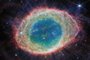 22/08/2023 - ESPAÇO / NASA / JAMES WEBB / NEBULOSA DO ANEL - O telescópio espacial James Webb da Agência Aeroespacial dos Estados Unidos (Nasa) capturou novas imagens em infravermelho da Nebulosa do Anel, um dos exemplos mais conhecidos de uma nebulosa planetária, conforme divulgou a agência na segunda-feira, 21. Muito parecido com a Nebulosa do Anel do Sul, uma das primeiras imagens de Webb, a Nebulosa do Anel exibe estruturas intrincadas dos estágios finais de uma estrela moribunda.Fonte: ESA/Webb<!-- NICAID(15517016) -->