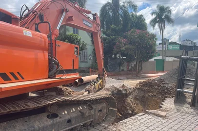 obra na Rua Hércules Galló, no Centro, causa bloqueios perto do Alfredo Jaconi<!-- NICAID(15966948) -->