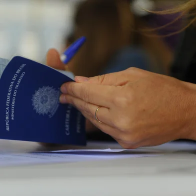 CAXIAS DO SUL, RS, BRASIL, 23/03/2024. Empresa de recursos humanos realiza Feirão de Empregos, neste sábado (23), na Praça Dante Alighieri. São 350 vagas na região para diferentes funções. (Bruno Todeschini/Agência RBS)Indexador: BTK<!-- NICAID(15714353) -->