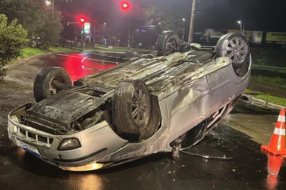 Carro capota durante fuga na Zona Sul de Porto Alegre<!-- NICAID(16097209) -->