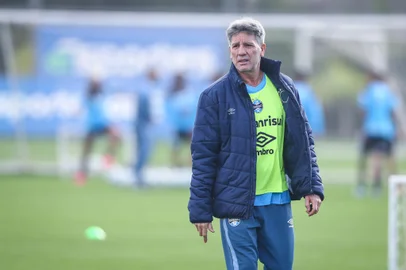 Treino GremioRS - FUTEBOL/ TREINO GREMIO 2023 - ESPORTES - Jogadores do Gremio realizam treino tÃ©cnico durante a manha desta sexta-feira, no CT Luiz Carvalho, na preparaÃ§Ã£o para a partida valida pelo Campeonato Brasileiro 2023. Na foto, Renato Portaluppi. FOTO: LUCAS UEBEL/GREMIO FBPAEditoria: SPOLocal: Porto AlegreIndexador: Lucas UebelSecao: futebolFonte: Gremio.netFotógrafo: Treino Gremio<!-- NICAID(15503684) -->