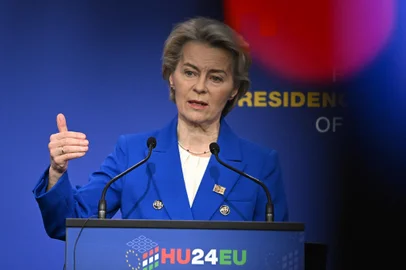 A Presidente da Comissão Europeia, Ursula von der Leyen, participa numa conferência de imprensa conjunta com o Primeiro-Ministro da Hungria e o Presidente do Conselho Europeu no final de uma Reunião Informal de Chefes de Estado ou de Governo da União Europeia em Budapeste, Hungria, em 8 de novembro de 2024. A quinta reunião da Comunidade Política Europeia reunirá líderes de toda a Europa em Budapeste e abordará desafios de segurança, incluindo a guerra na Ucrânia e a escalada em curso no Médio Oriente. (Foto de Átila KISBENEDEK/AFP)<!-- NICAID(15912770) -->